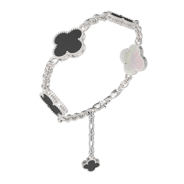 Браслет из белого золота c ониксом и перламутром