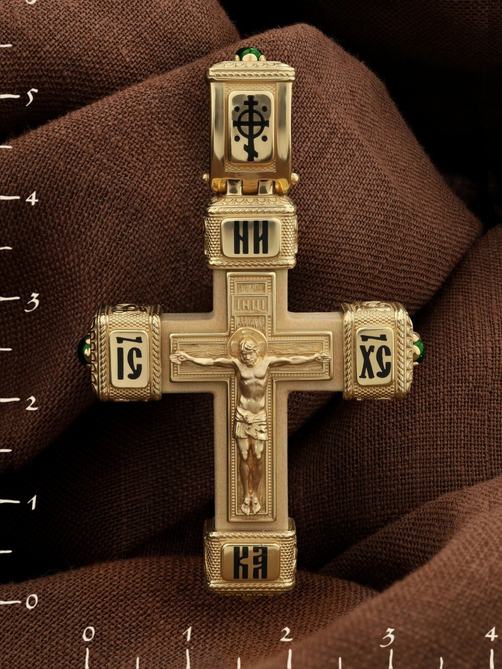 Крест из лимонного золота c эмалью, хризопразом и деревом груши