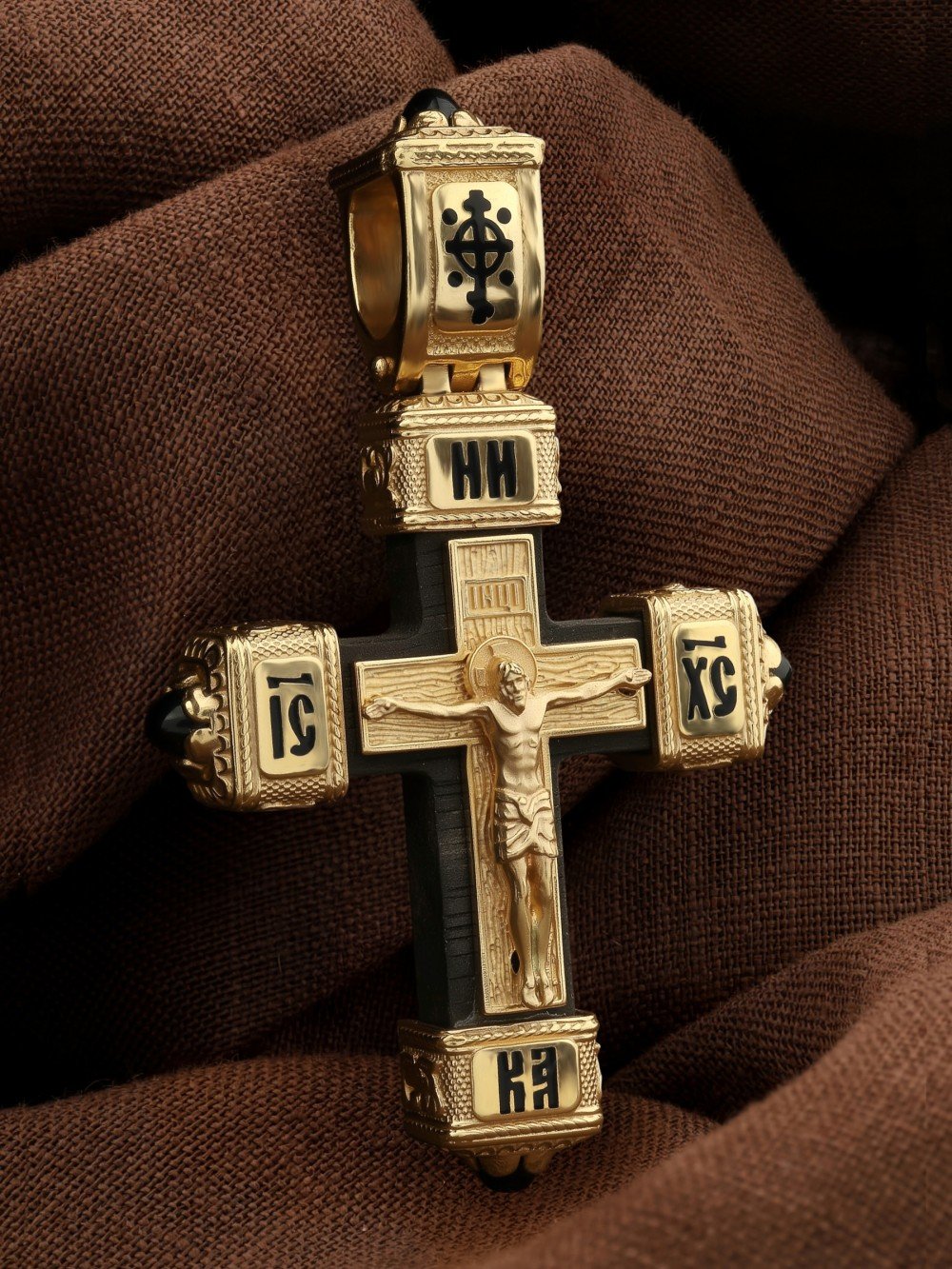 Крест из лимонного золота c эмалью, ониксом и эбеновым деревом