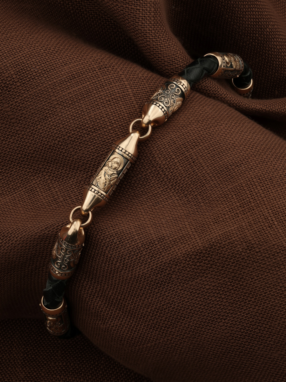 Браслет из золота c кожаным шнурком