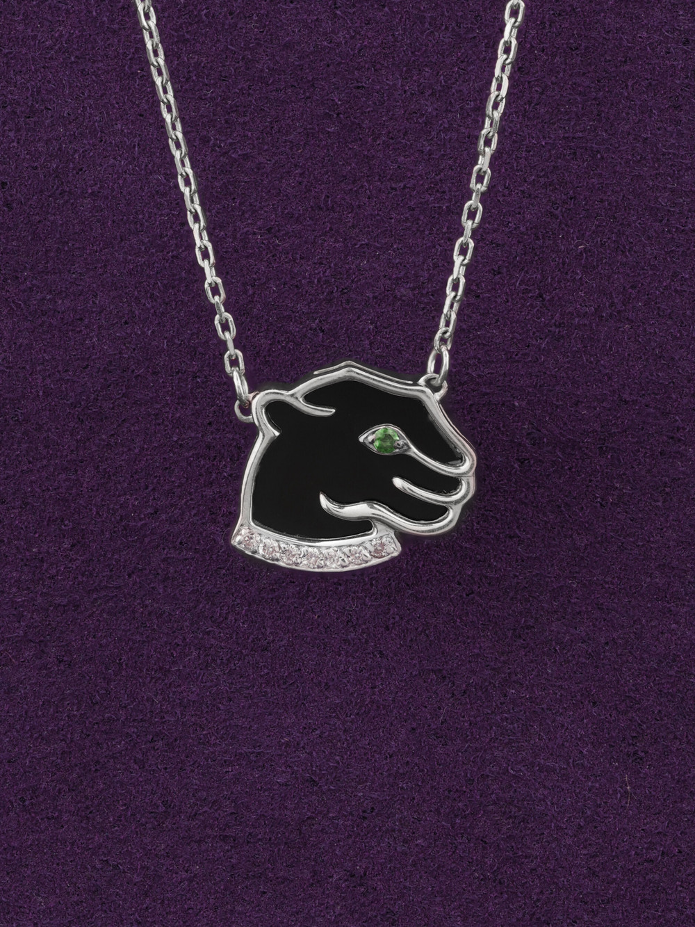 Колье из белого золота c бриллиантами, изумрудом и ониксом