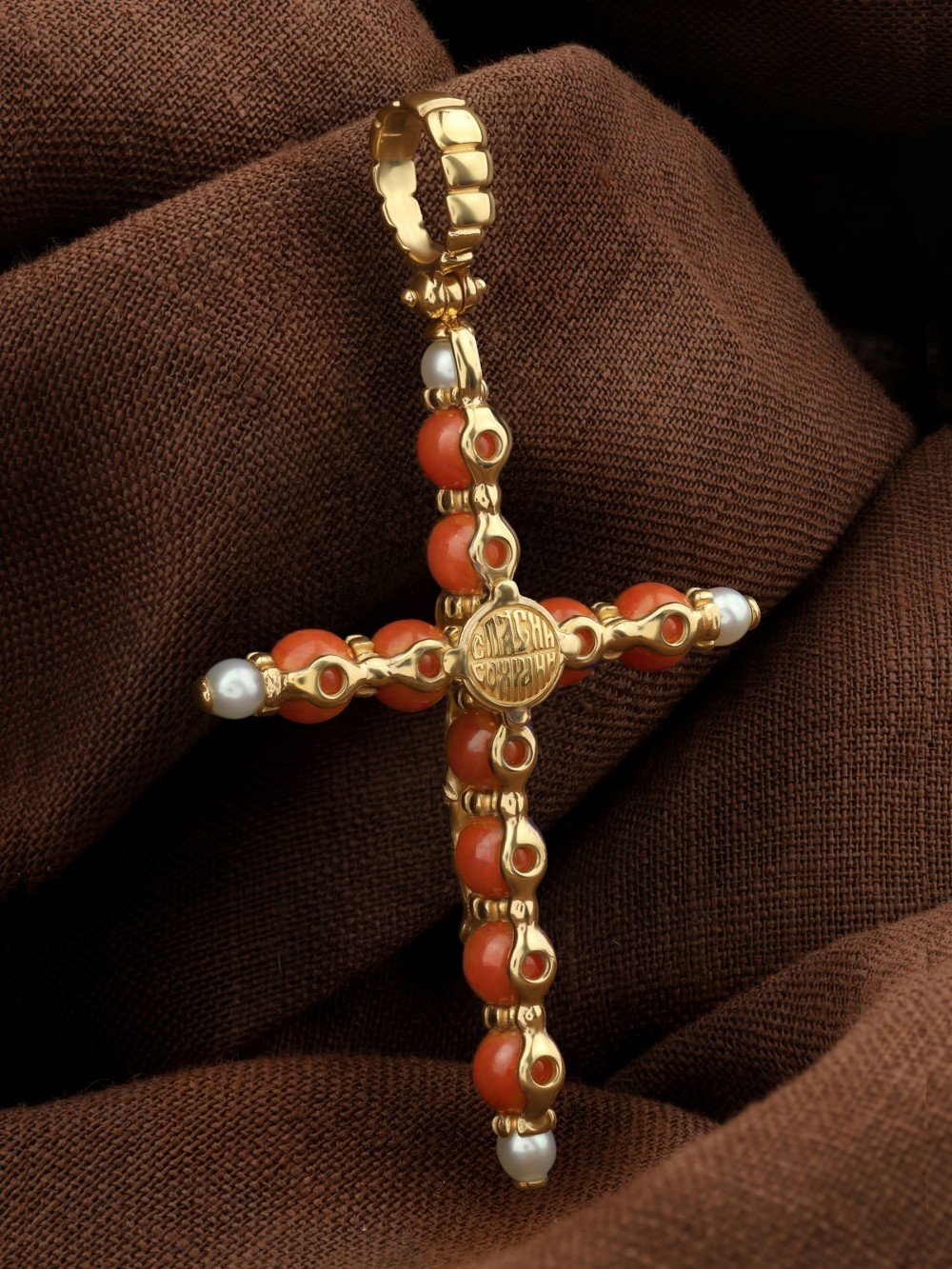 Крест из лимонного золота c жемчугом и кораллом