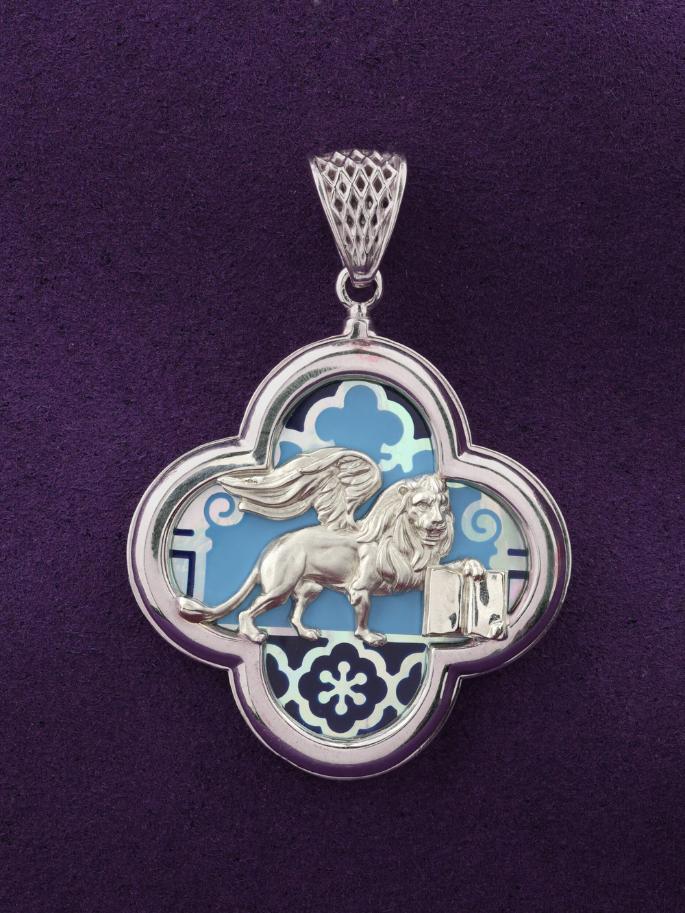 Подвеска из белого золота c эмаль и перламутром