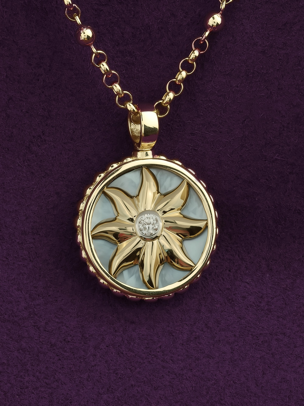 Колье из лимонного золота c бриллиантами, лазуритом и перламутром