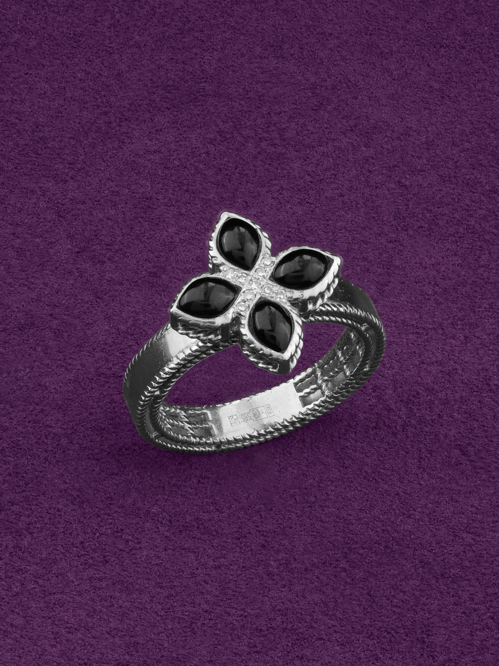 Кольцо из белого золота c бриллиантами и ониксом