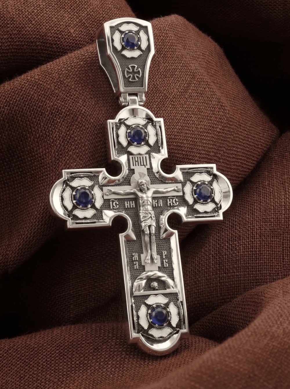 Крест из белого золота c эмалью и сапфиром