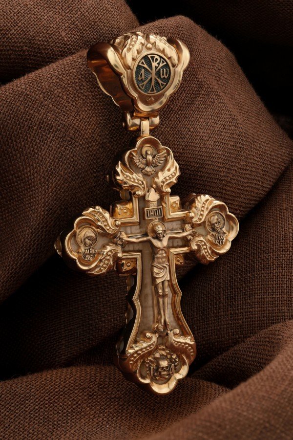 Крест из золота c деревом груши