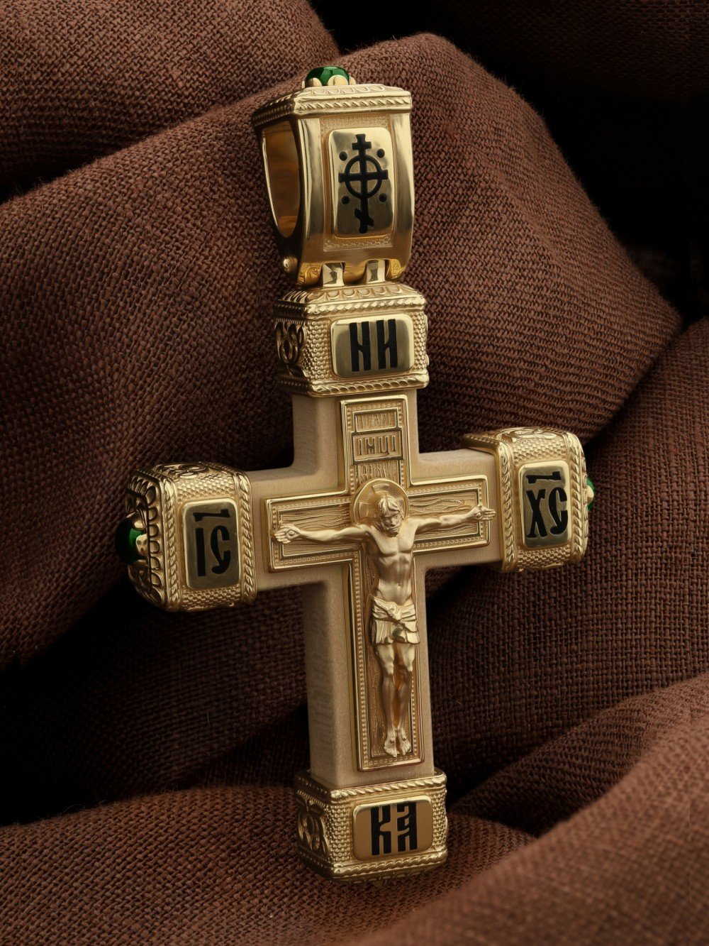 Крест из лимонного золота c эмалью, хризопразом и деревом груши