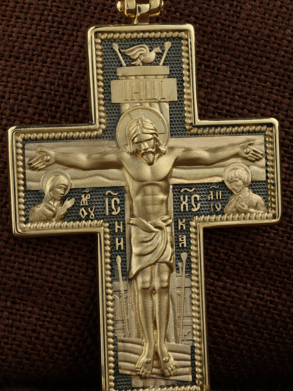 Крест из лимонного золота