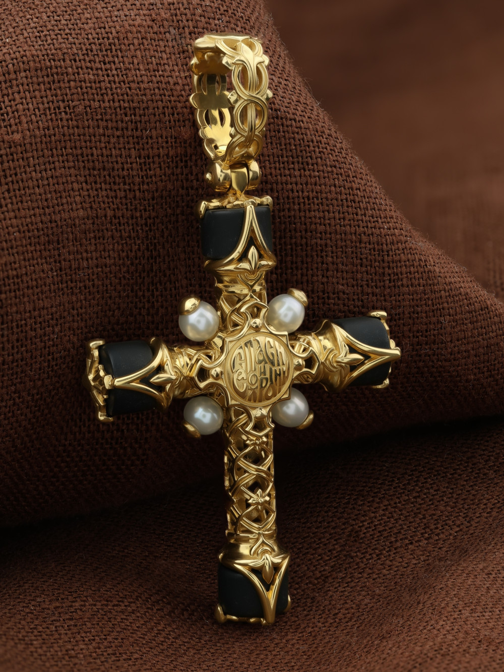 Крест из лимонного золота c жемчугом и ониксом