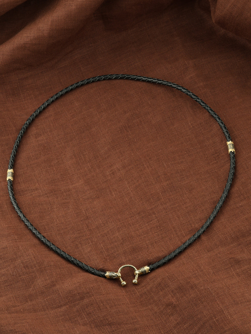 Шнурок кожаный из лимонного золота c кожаным шнурком