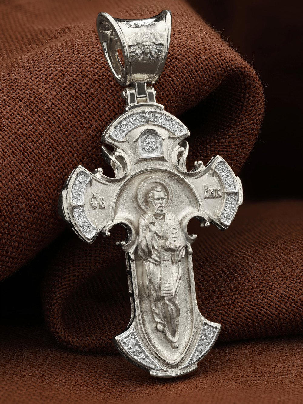 Крест из белого золота c бриллиантами