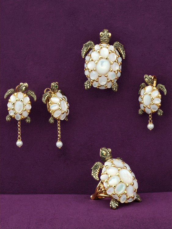 Кольцо из лимонного золота c эмалью и перламутром