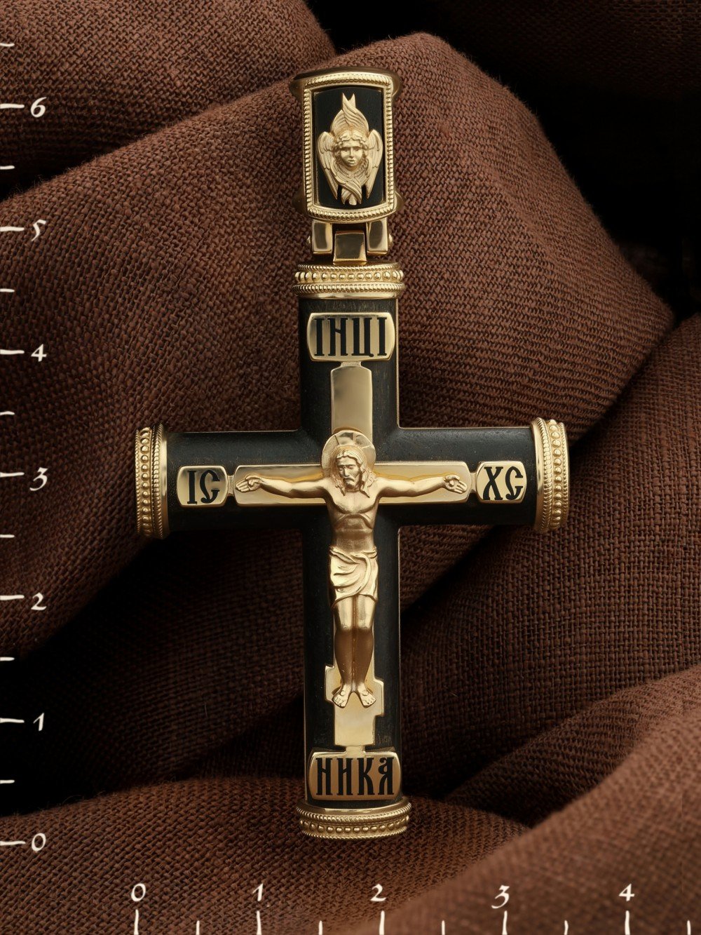 Крест из лимонного золота c эмаль и эбеновым деревом