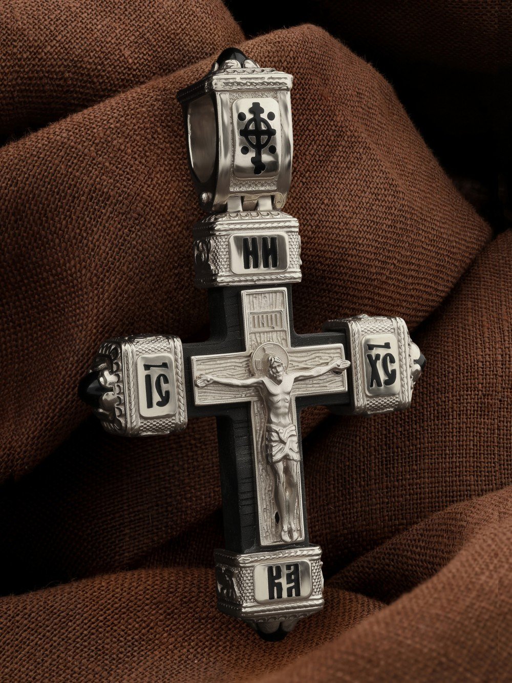 Крест из белого золота c эмалью, ониксом и эбеновым деревом