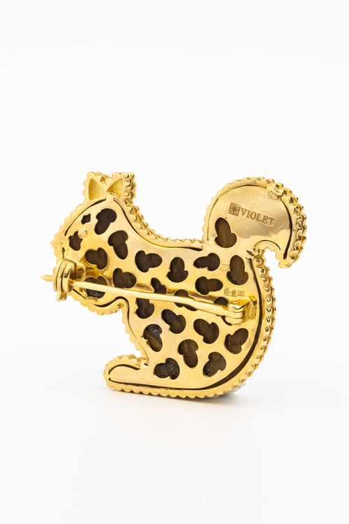 Брошь из лимонного золота c бриллиантами и тигровым глазом