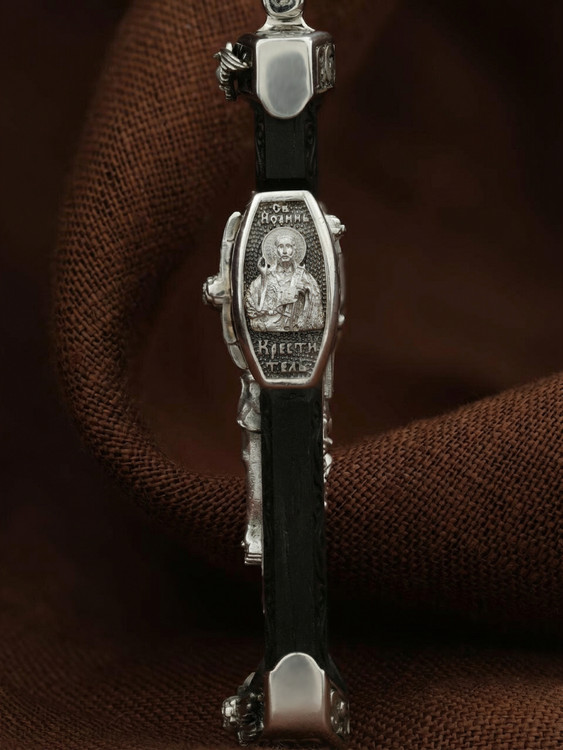 Крест из белого золота c эбеновым деревом