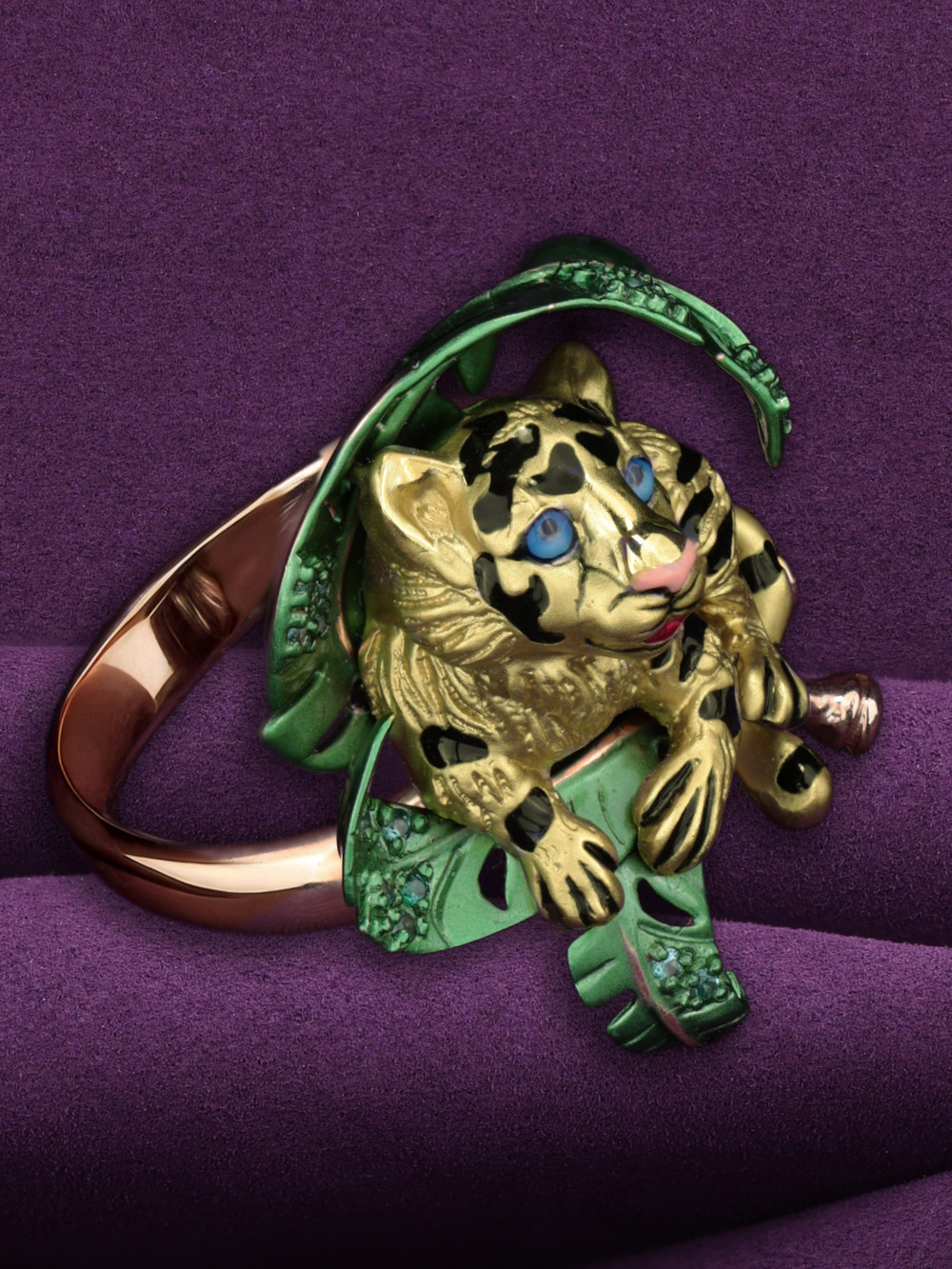 Кольцо из золота c эмалью и изумрудом