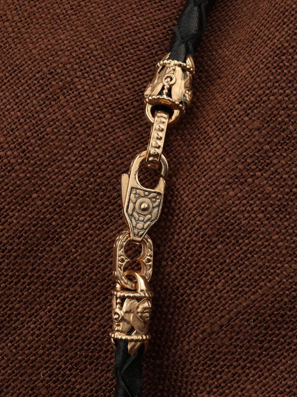 Шнурок кожаный из золота c кожаным шнурком