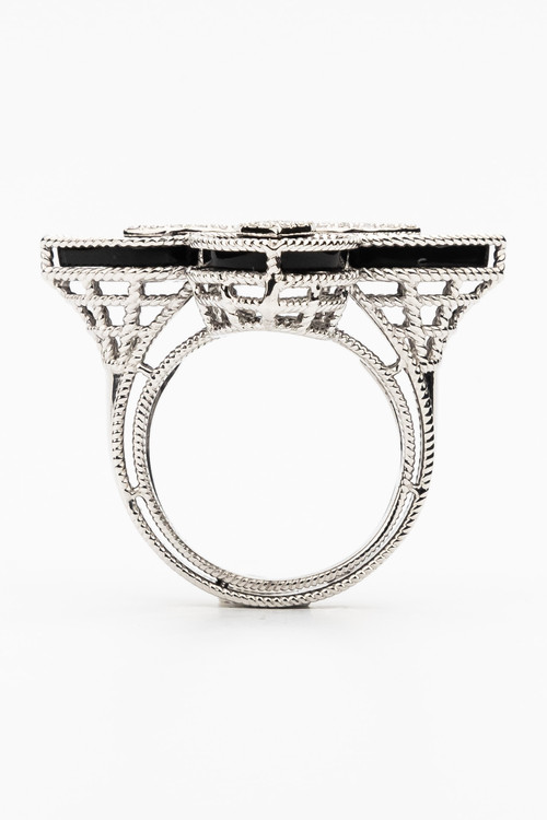 Кольцо из белого золота c бриллиантами и ониксом