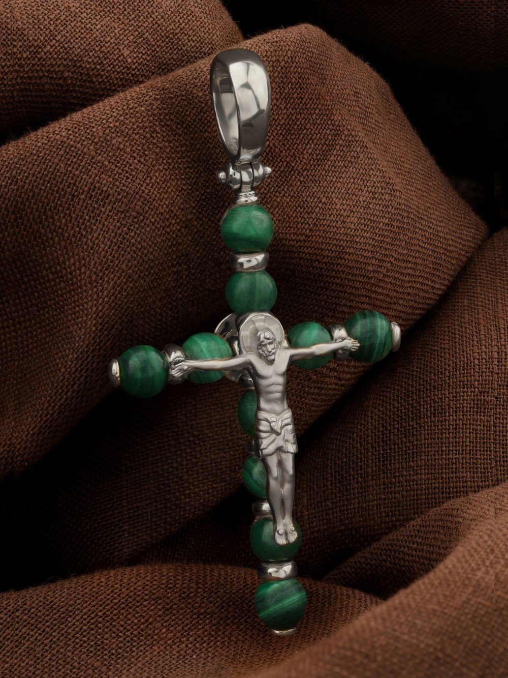 Крест из белого золота c малахитом