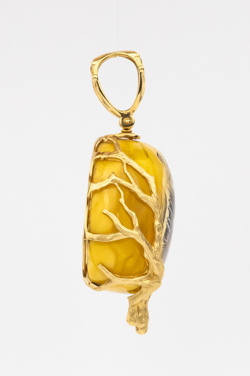 Подвеска из лимонного золота c росписным янтарём