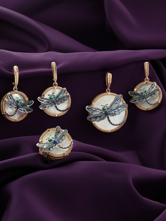 Подвеска из золота c сапфиром, эмалью и перламутром