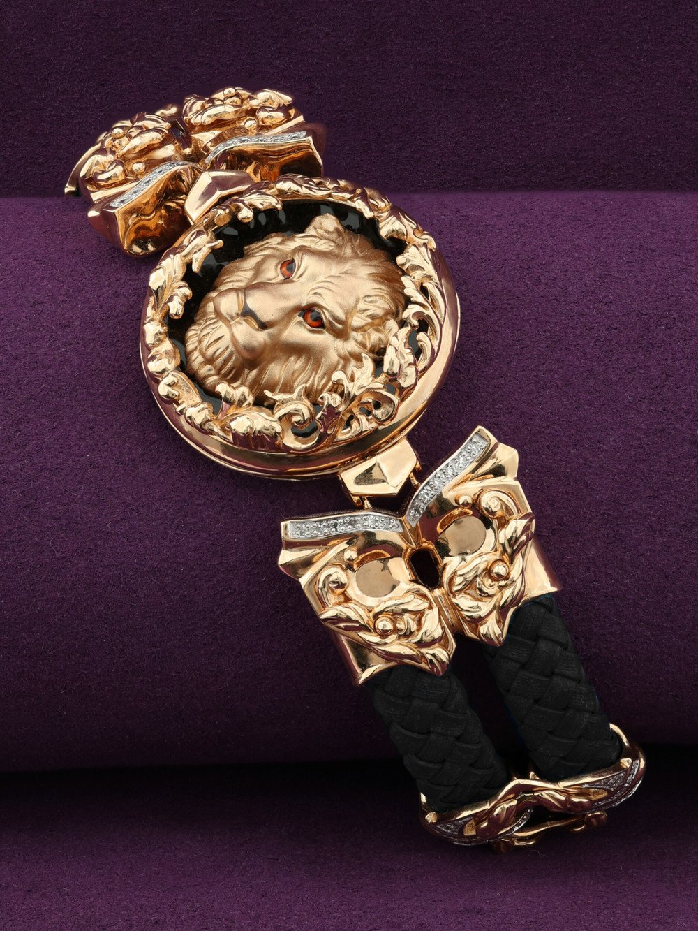 Браслет из золота c эмаль , бриллиантами, шнурком и ониксом