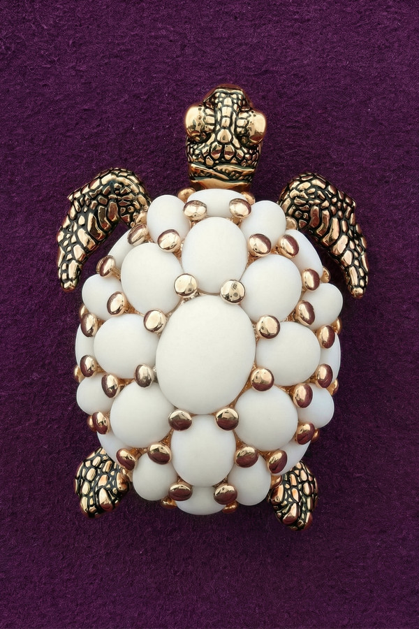 Брошь из золота c эмаль и бивнем мамонта