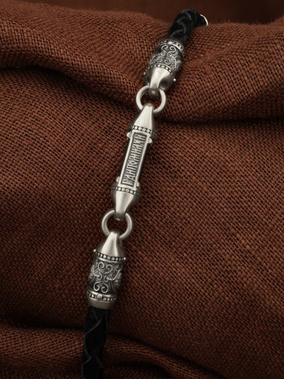 Браслет из белого золота c кожаным шнурком и ониксом