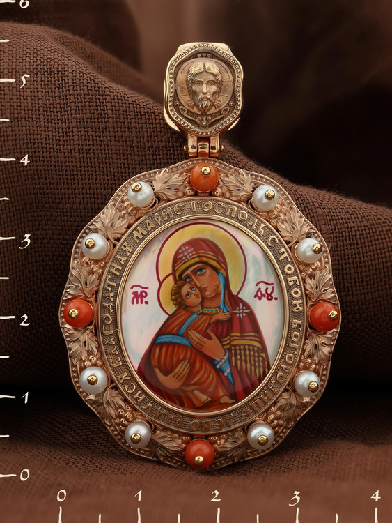 Образок из золота c эмаль , жемчугом, кораллом и перламутром