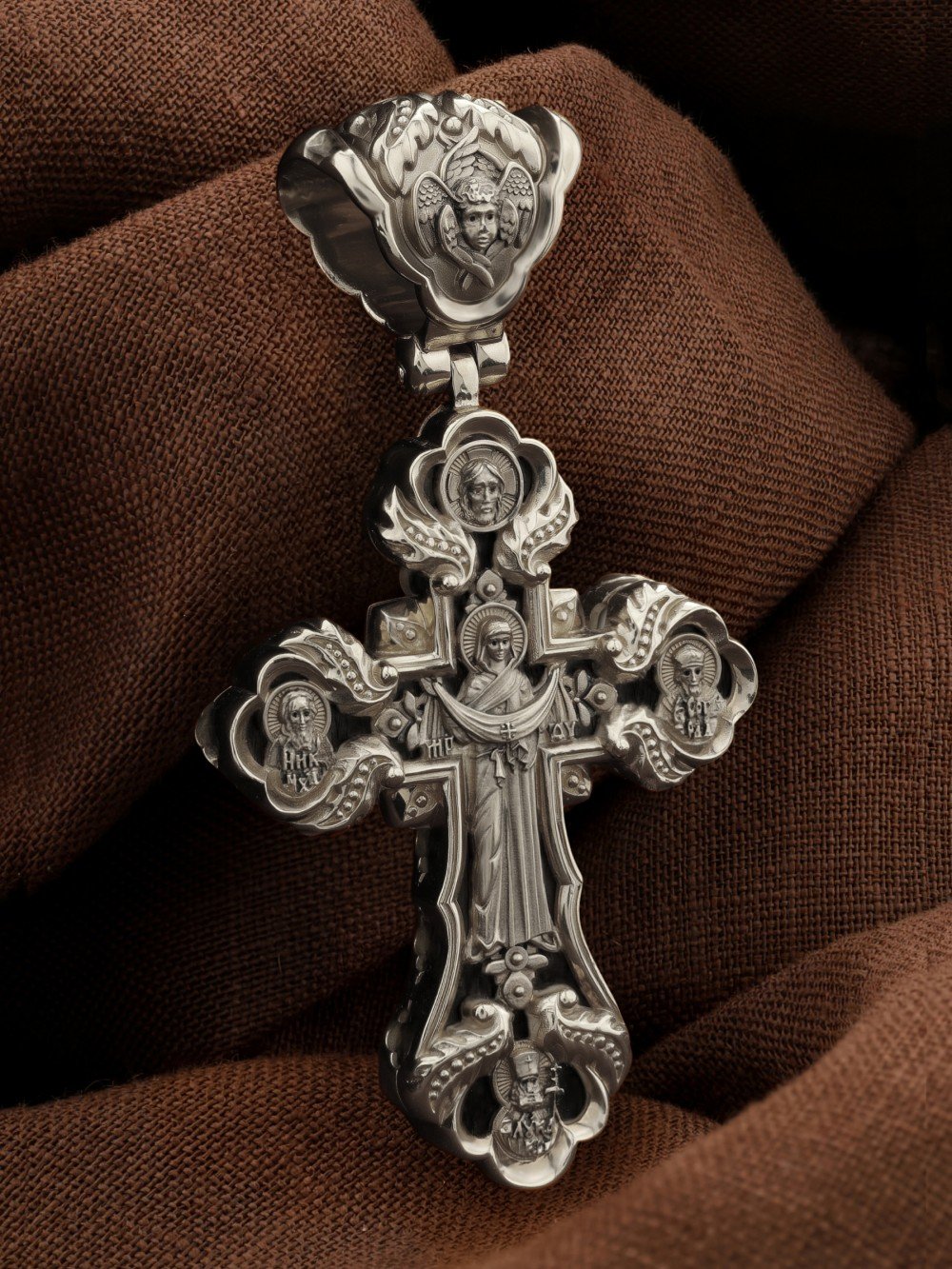 Крест из белого золота c эбеновым деревом