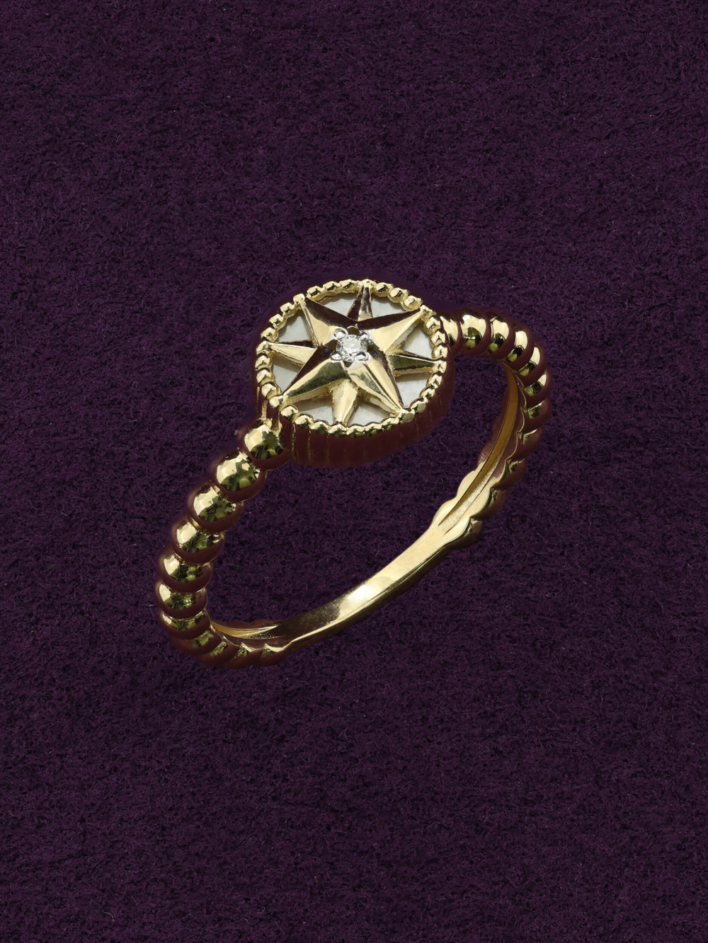 Кольцо из лимонного золота c бриллиантами и перламутром