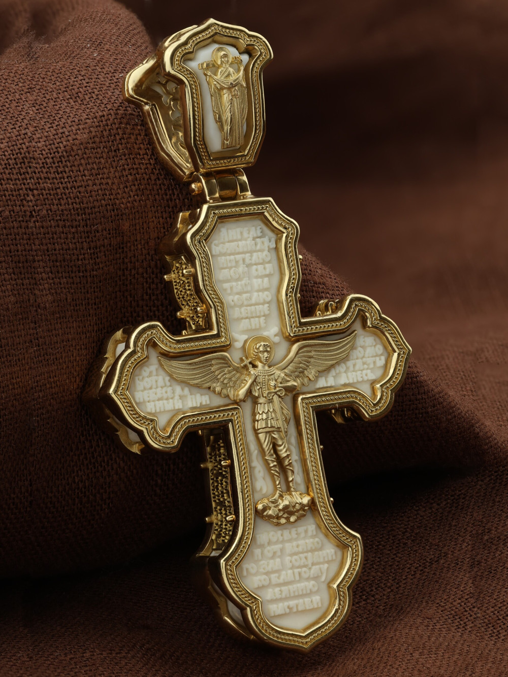 Крест из лимонного золота c бивнем мамонта