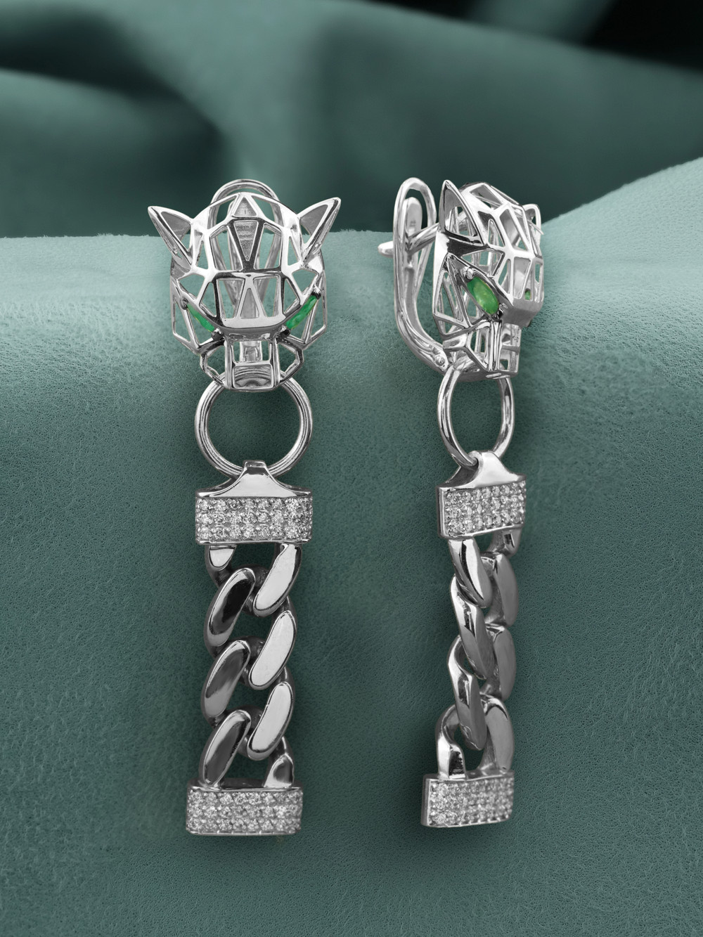 Серьги из белого золота c бриллиантами и изумрудом
