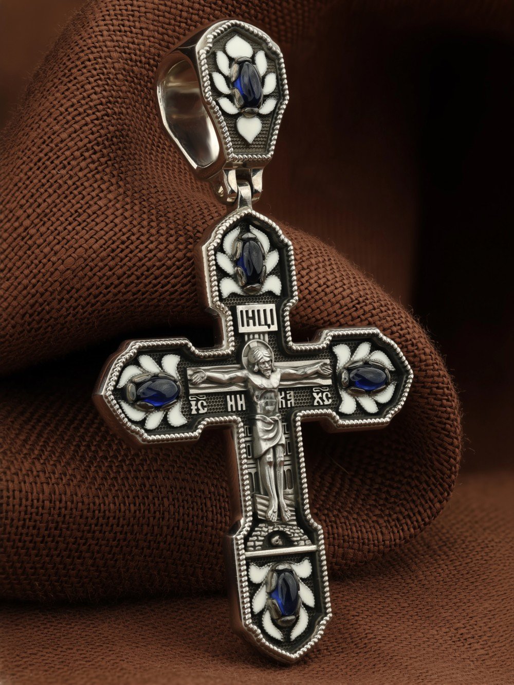 Крест из белого золота c эмаль и сапфиром