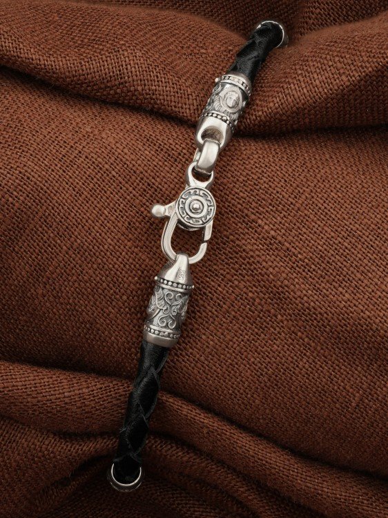 Браслет из белого золота c кожаным шнурком и ониксом