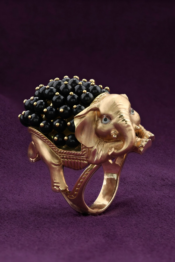 Кольцо из золота c эмаль и ониксом