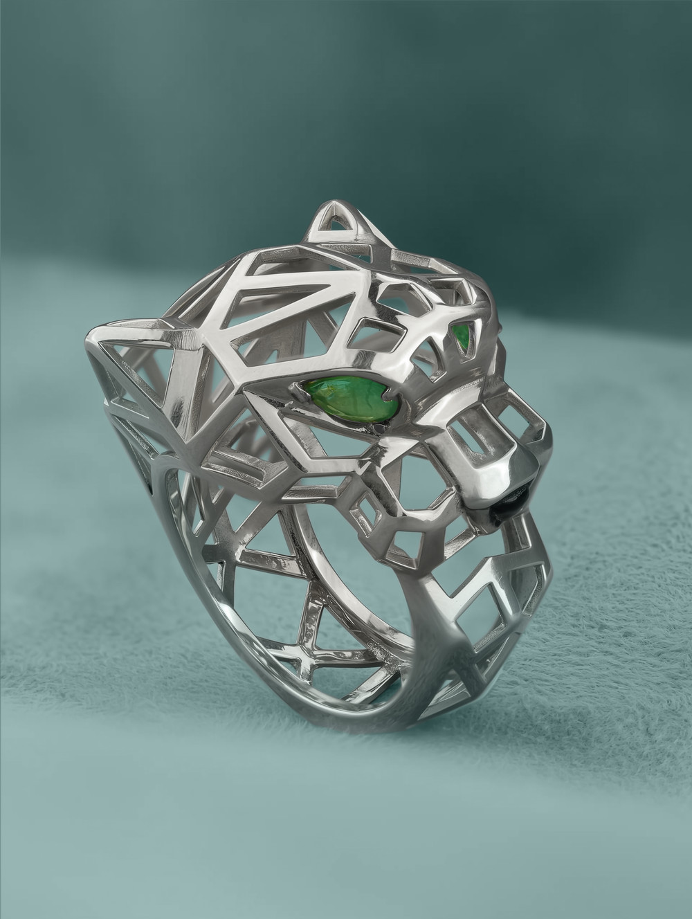 Кольцо из белого золота c изумрудом и ониксом