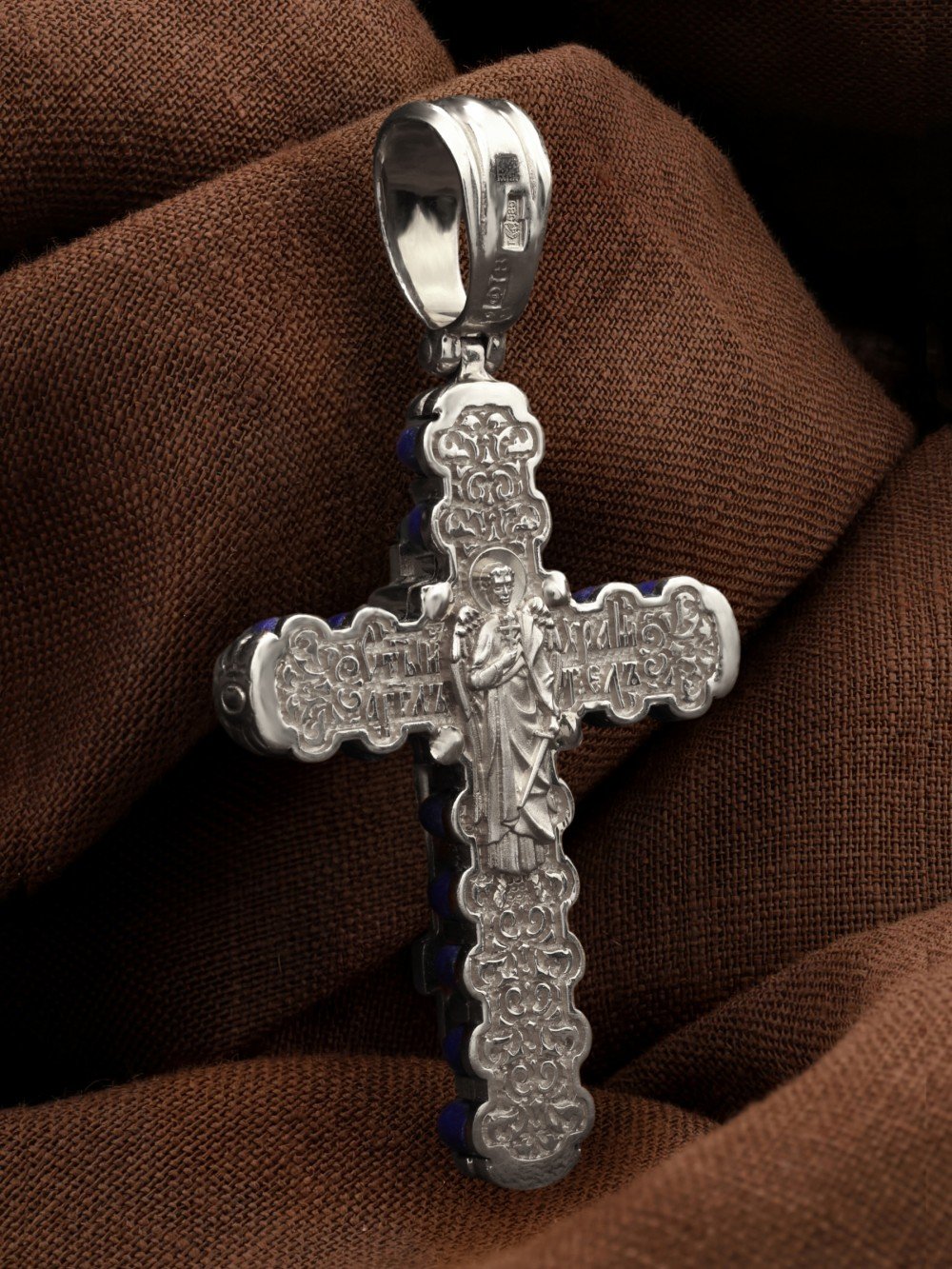 Крест из белого золота c лазуритом