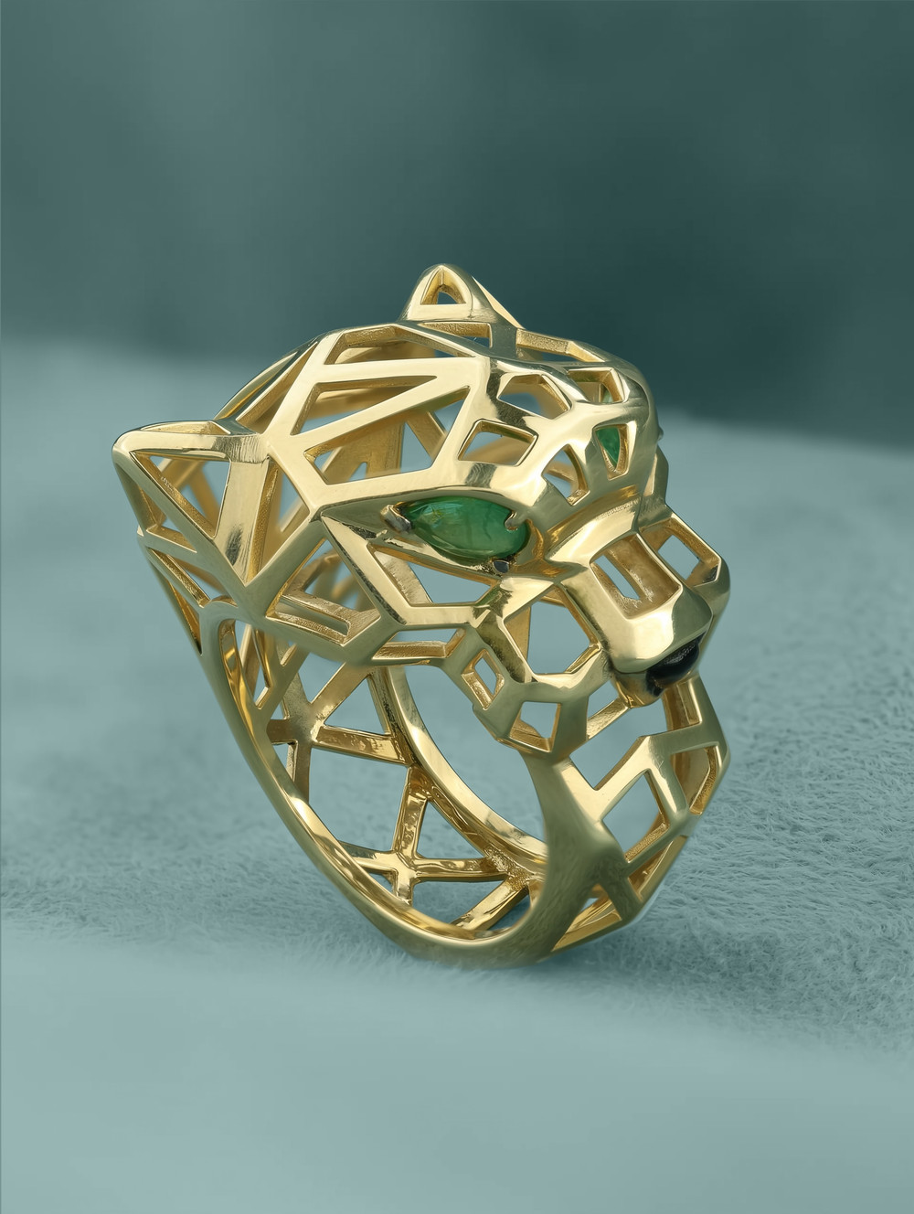 Кольцо из лимонного золота c изумрудом и ониксом