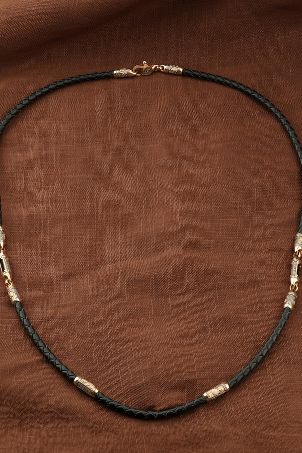 Шнурок кожаный из золота c кожаным шнурком и ониксом