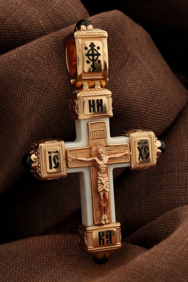 Крест из золота c эмалью, ониксом и бивнем мамонта