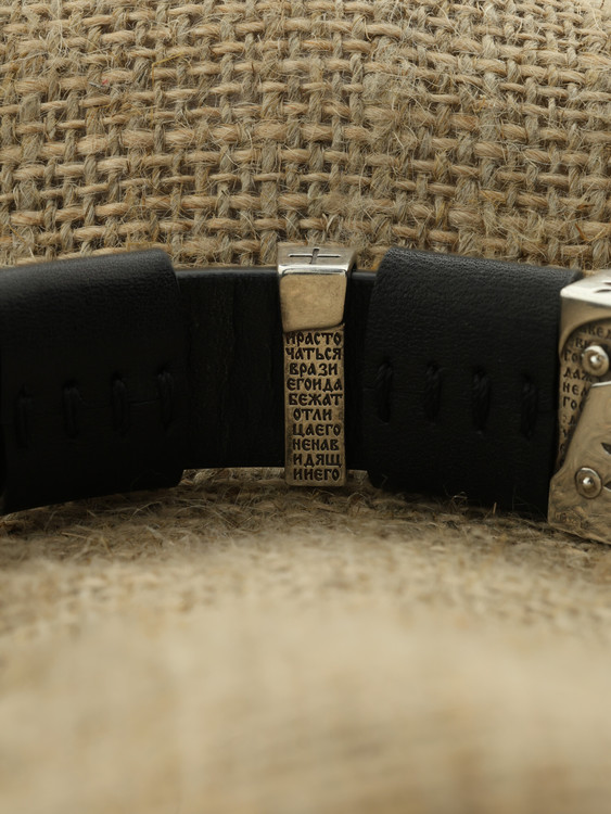 Браслет из серебра c кожаным шнурком