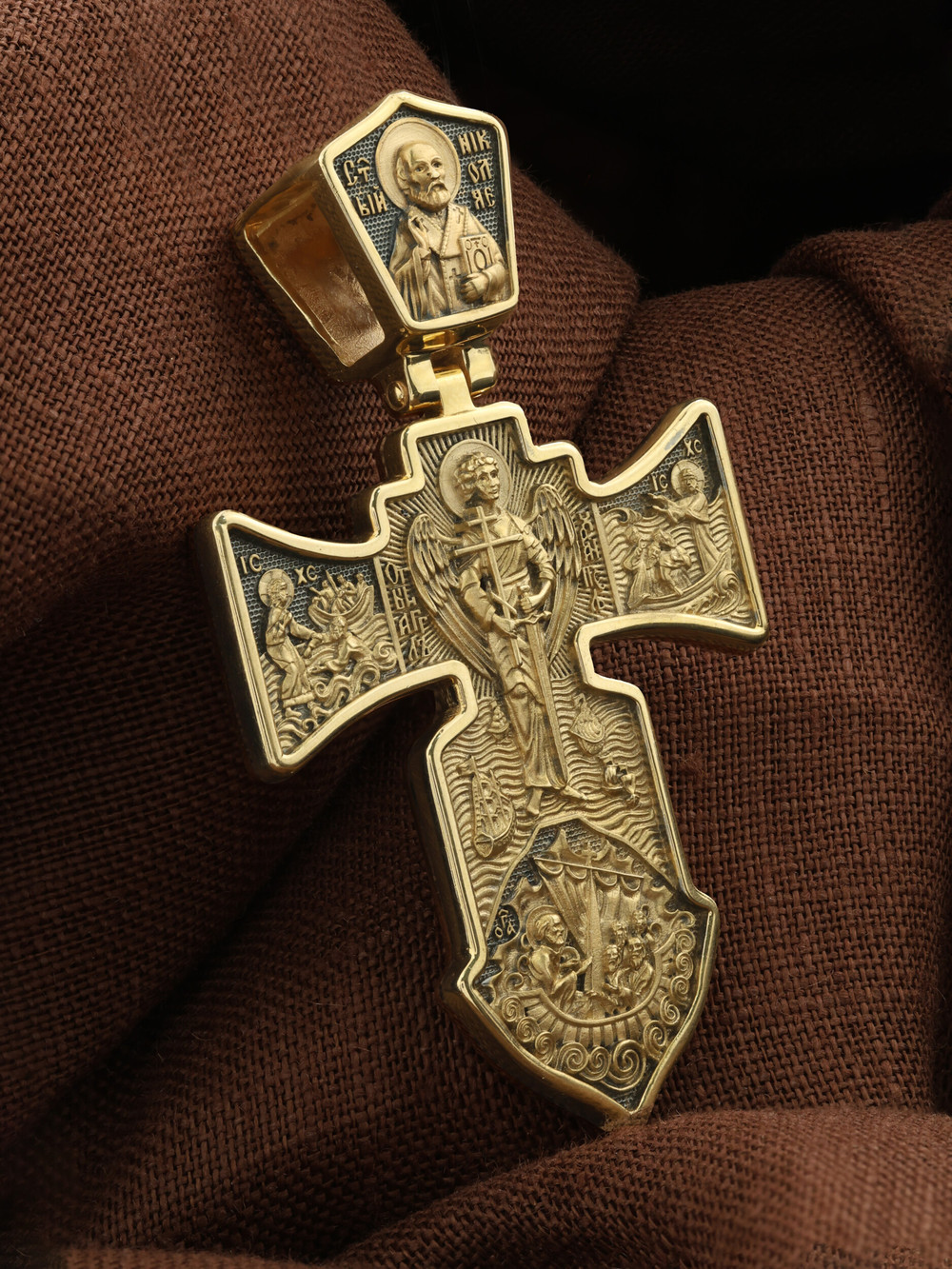 Крест из лимонного золота