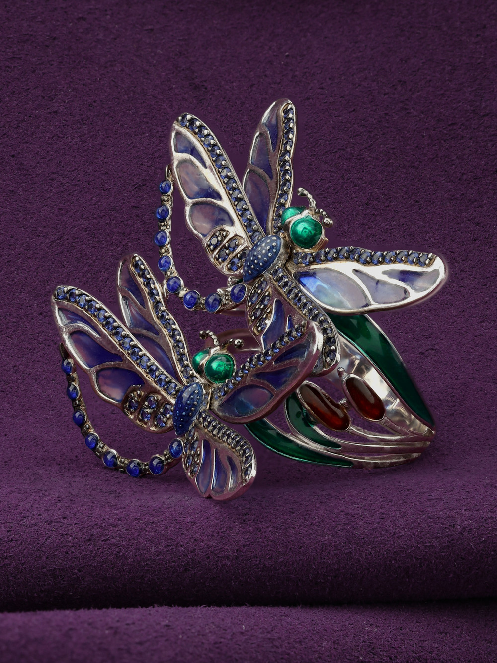 Кольцо из белого золота c сапфиром и эмалью