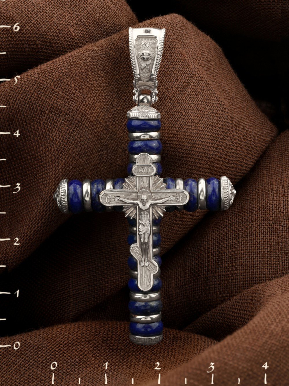 Крест из белого золота c лазуритом