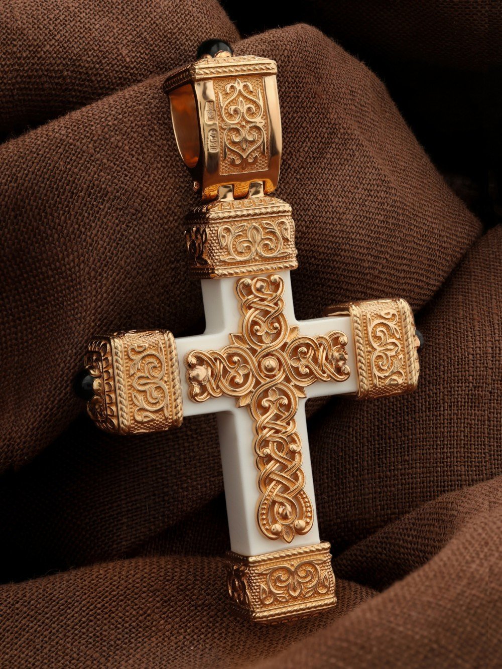 Крест из золота c эмалью, ониксом и бивнем мамонта