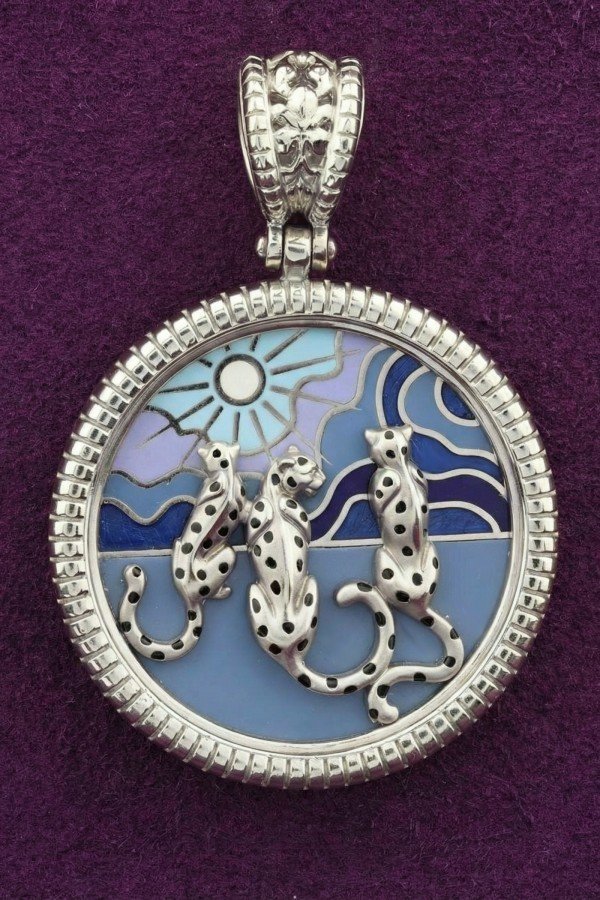 Подвеска из белого золота c эмаль