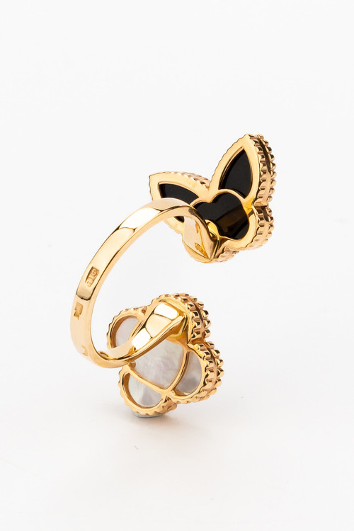 Кольцо из золота c ониксом и перламутром